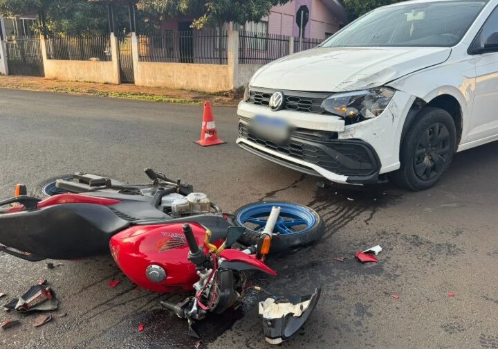 Motociclista fica ferido após colisão com carro de aplicativo em cruzamento de Campo Grande