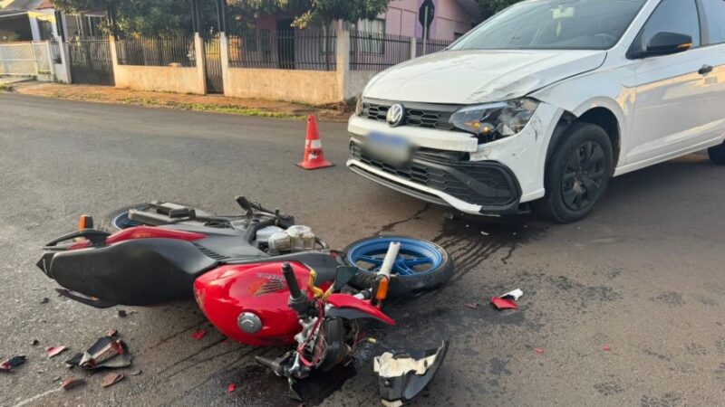 Motociclista fica ferido após colisão com carro de aplicativo em cruzamento de Campo Grande