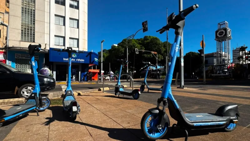 Patinetes elétricos espalhados por calçadas geram transtornos a pedestres na Capital