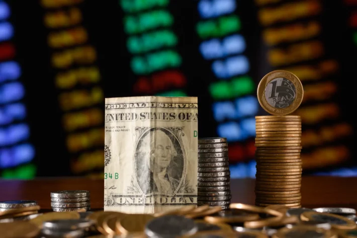 Dólar sobe a R$ 5,13 pressionado por queda do petróleo e incertezas eleitorais
