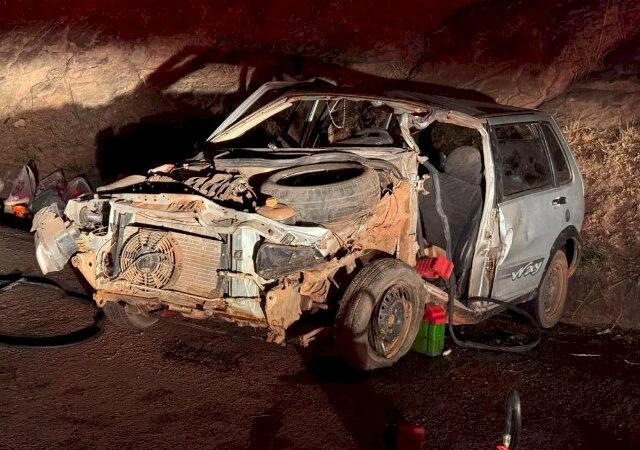 Motorista fica preso às ferragens após colisão entre Fiat Uno e caminhão na BR-163