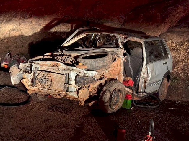 Motorista fica preso às ferragens após colisão entre Fiat Uno e caminhão na BR-163