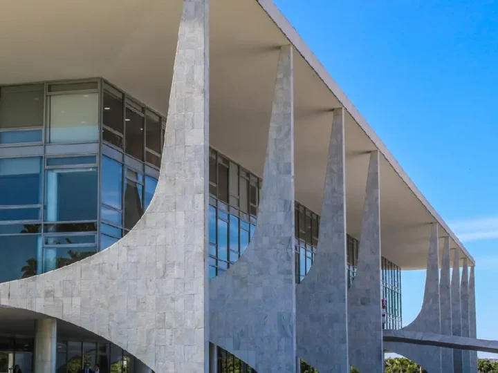 Brasil rebate EUA e chama de falsas justificativas para revogação de visto de embaixadora