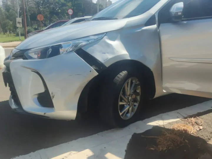 Saída de estacionamento termina em colisão entre carro e moto na Avenida Afonso Pena