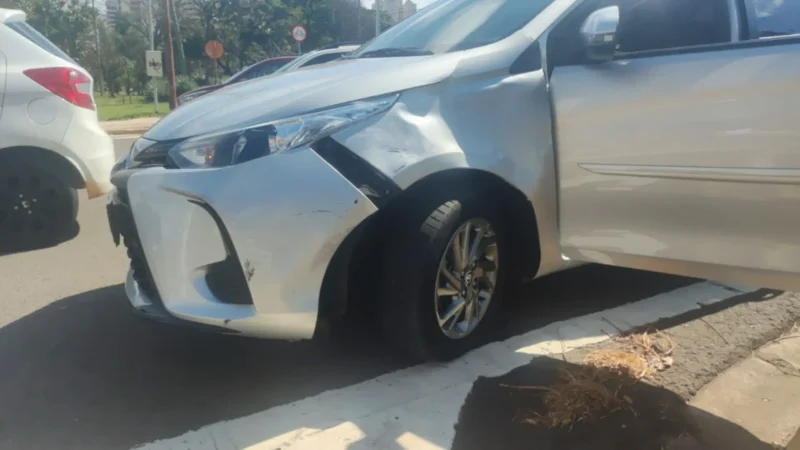Saída de estacionamento termina em colisão entre carro e moto na Avenida Afonso Pena