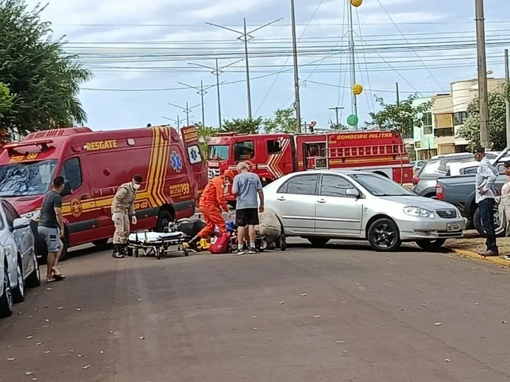 Motociclista é lançado sobre carro após colisão durante manobra