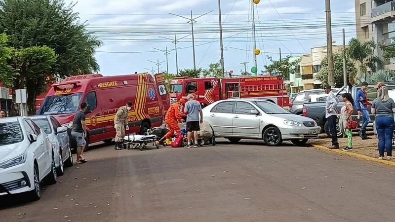 Motociclista é lançado sobre carro após colisão durante manobra