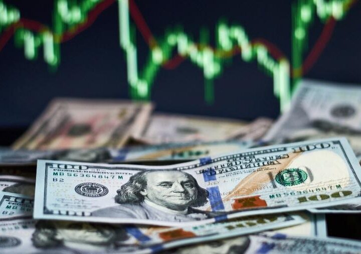 Dólar fecha a R$ 5,12 e Ibovespa recua com foco no cenário internacional