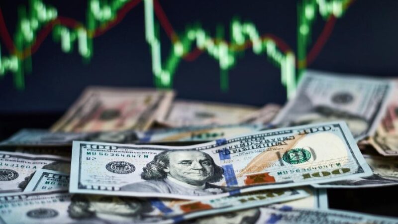 Dólar fecha a R$ 5,12 e Ibovespa recua com foco no cenário internacional