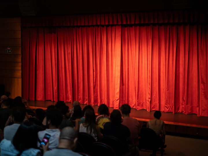 Teatro Prosa recebe montagem gratuita que explora os abalos das relações familiares