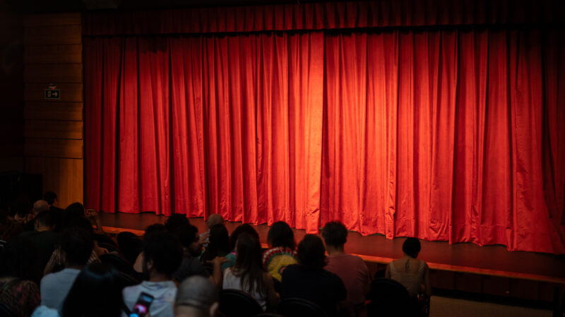 Teatro Prosa recebe montagem gratuita que explora os abalos das relações familiares