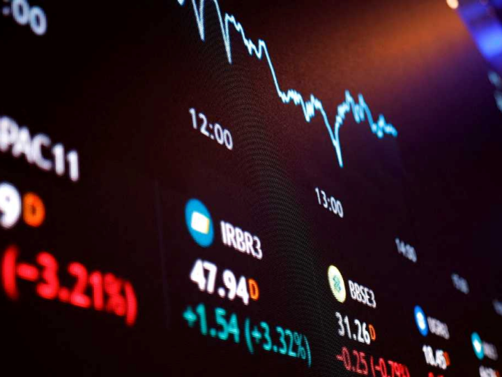 Dólar recua 0,41% após decisão do Copom, mas segue acima de R$ 5,10