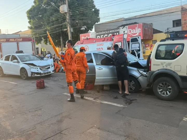 Engavetamento entre quatro veículos deixa três feridos em cruzamento de Campo Grande