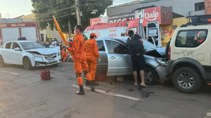 Engavetamento entre quatro veículos deixa três feridos em cruzamento de Campo Grande