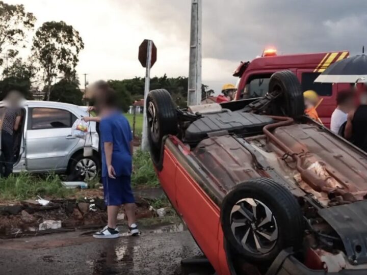 Batida entre dois veículos termina com Uno capotado na Vila Sobrinho