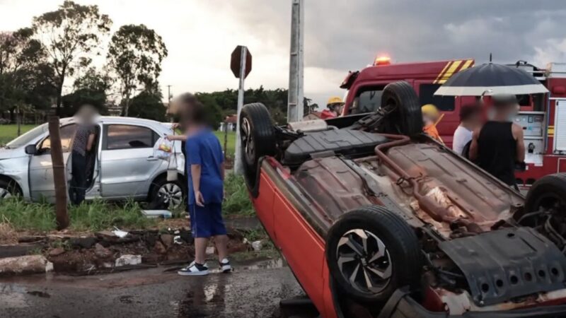 Batida entre dois veículos termina com Uno capotado na Vila Sobrinho