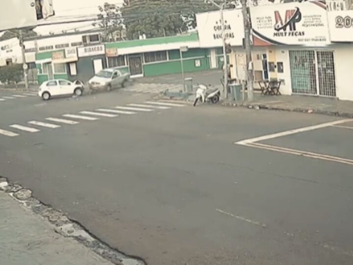 Batida entre Gol e Strada deixa criança e idoso feridos em cruzamento de Campo Grande