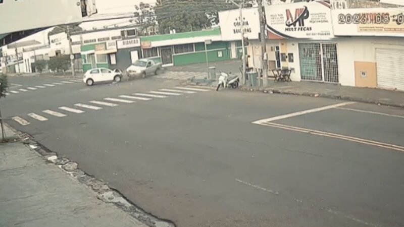 Batida entre Gol e Strada deixa criança e idoso feridos em cruzamento de Campo Grande
