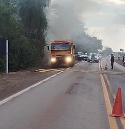 Colisão frontal deixa nove feridos e provoca incêndio em carro na BR-262