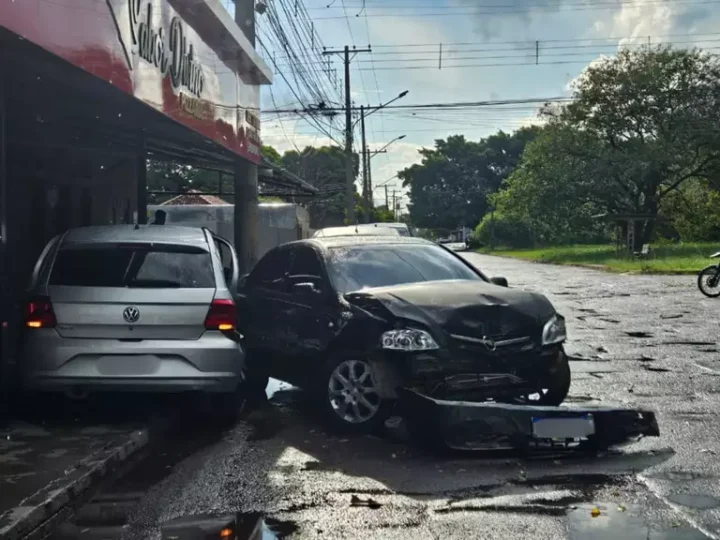 Motorista ignora sinalização, provoca sequência de batidas e tenta fugir na Mata do Jacinto