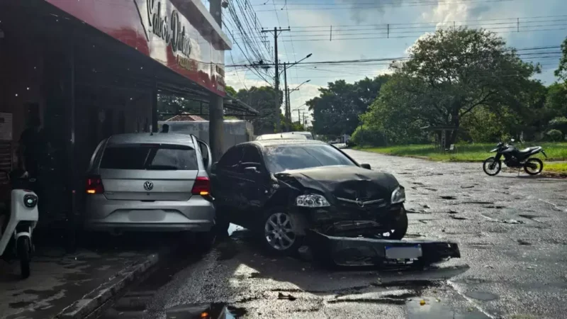 Motorista ignora sinalização, provoca sequência de batidas e tenta fugir na Mata do Jacinto
