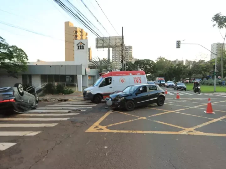 Nivus capota após bater em Gol e deixa trânsito congestionado na Afonso Pena