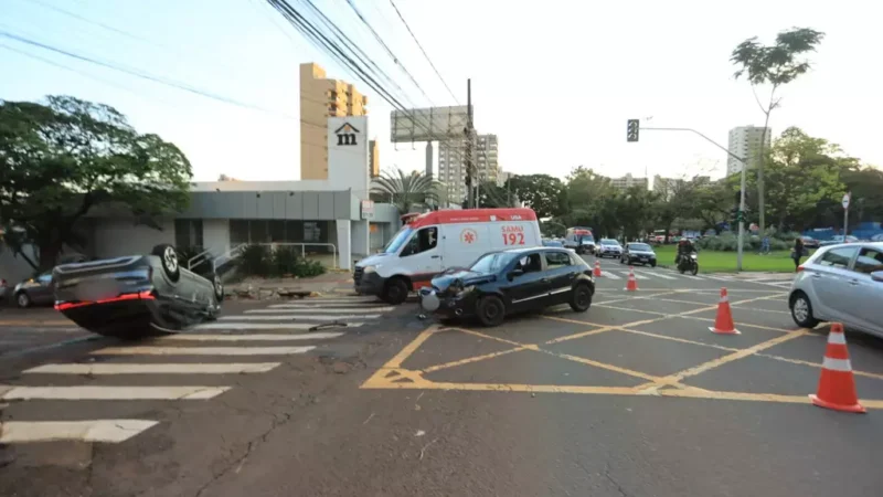 Nivus capota após bater em Gol e deixa trânsito congestionado na Afonso Pena