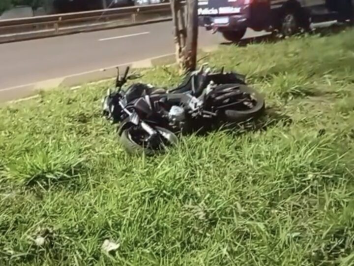Motociclista perde controle de CB 300 e fica gravemente ferido após bater em árvore