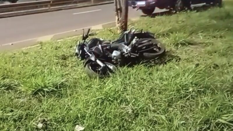 Motociclista perde controle de CB 300 e fica gravemente ferido após bater em árvore