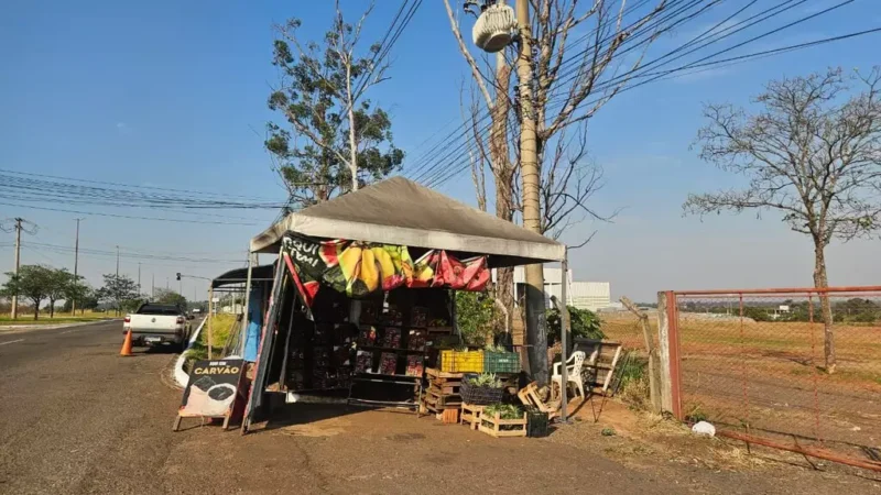 Prefeitura determina retirada de barraca de frutas instalada em área pública de Campo Grande