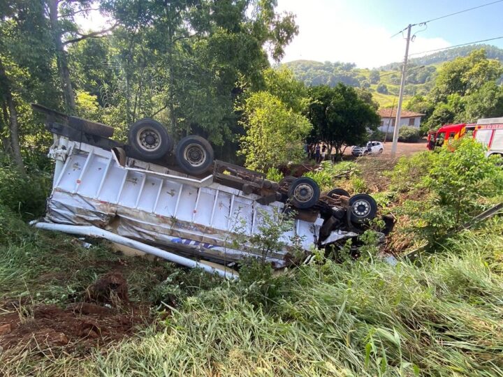 Caminhoneiro de 37 anos morre após caminhão sair da pista e capotar na BR-369