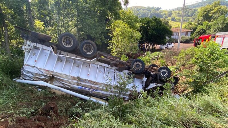 Caminhoneiro de 37 anos morre após caminhão sair da pista e capotar na BR-369