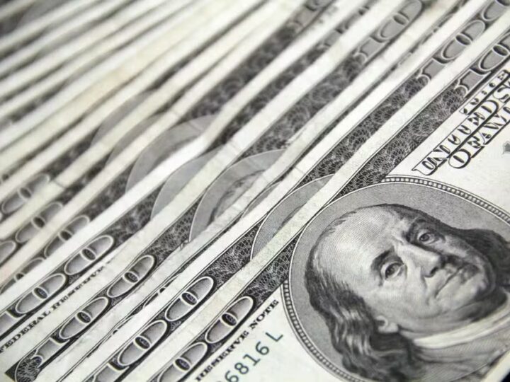 Dólar recua e fecha a R$ 5,20 em meio à cautela dos investidores