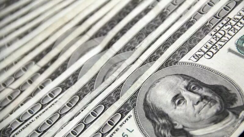 Dólar recua ante o real com enfraquecimento da moeda americana no exterior