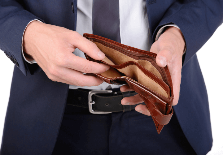Mais da metade dos trabalhadores termina o mês sem dinheiro para pagar todas as contas