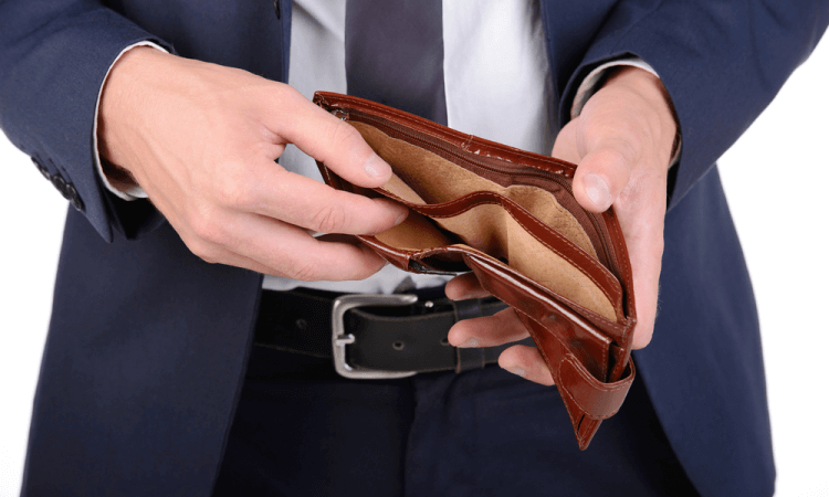 Mais da metade dos trabalhadores termina o mês sem dinheiro para pagar todas as contas