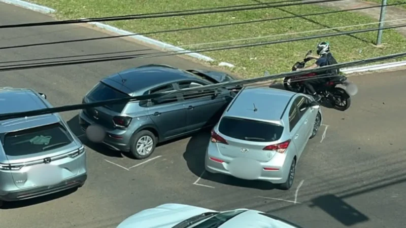 Colisão entre HB20 e Polo causa transtornos no trânsito em cruzamento de Campo Grande