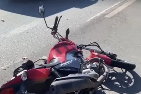 Motorista sem CNH é levado à delegacia após acidente que feriu motociclista em Campo Grande