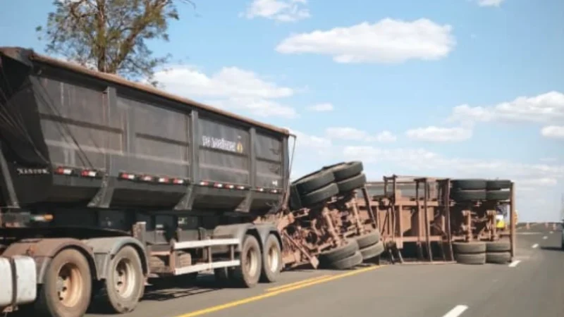 Carreta carregada de adubo tomba e causa atenção na BR-163 em Bandeirantes