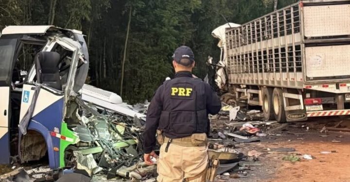 Tragédia na BR-373 deixa 23 mortos após colisão entre micro-ônibus e caminhão