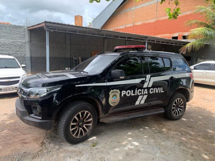 Jovem é achada sem vida em quarto de residência e polícia investiga causa da morte