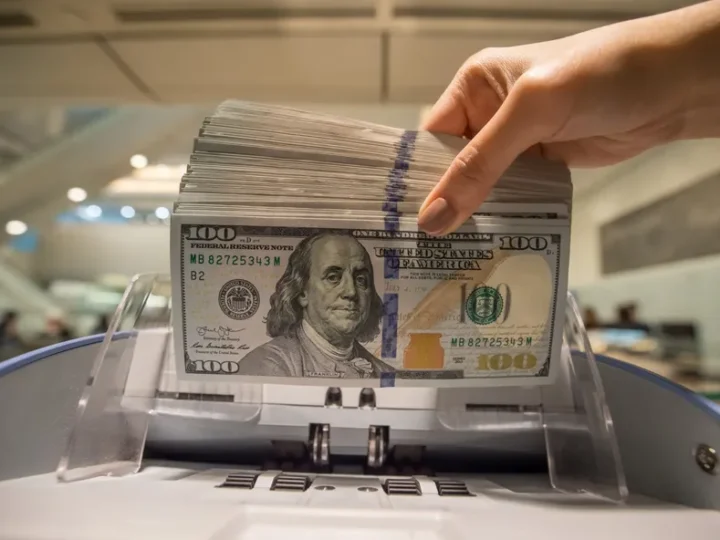 Dólar recua ante o real com enfraquecimento da moeda americana no exterior