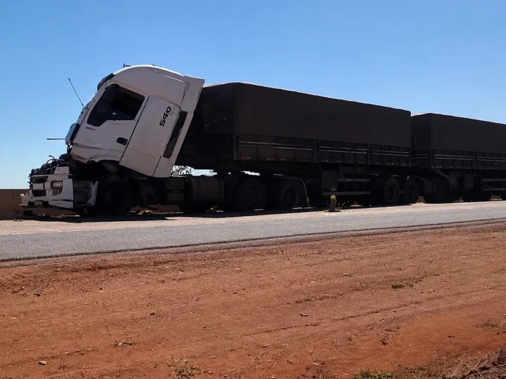 Caminhão perde controle e provoca acidente com três veículos na BR-163