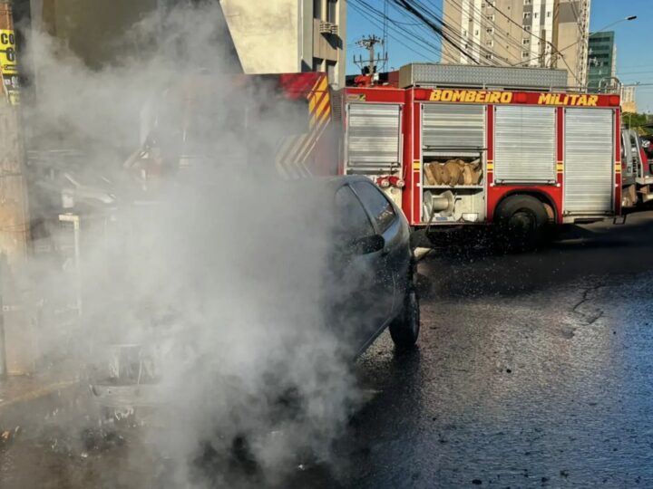 Palio pega fogo durante trajeto para o trabalho e assusta motorista em Campo Grande
