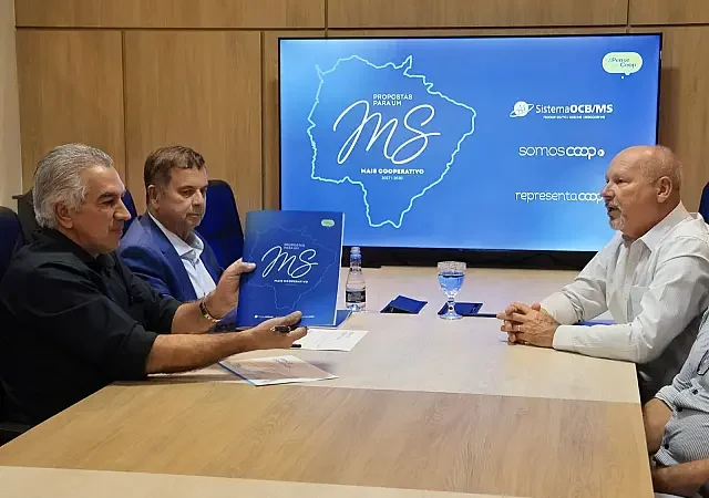 Reinaldo Azambuja assina compromisso com cooperativismo de MS e defende menos burocracia