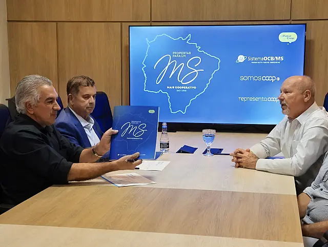 Reinaldo Azambuja assina compromisso com cooperativismo de MS e defende menos burocracia