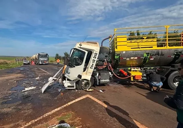 Motorista fica preso às ferragens após colisão entre caminhão-tanque e carreta na MS-141