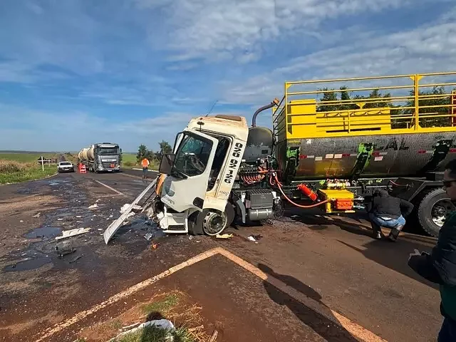 Motorista fica preso às ferragens após colisão entre caminhão-tanque e carreta na MS-141