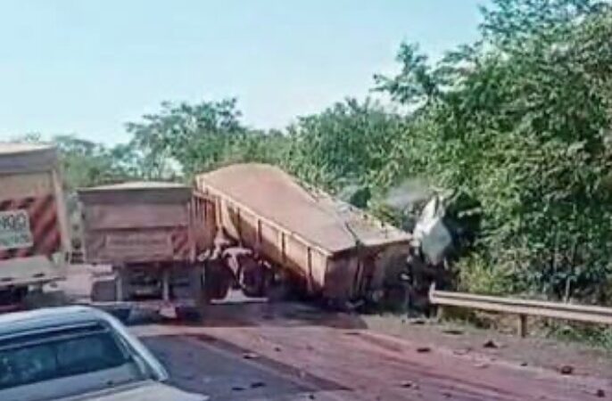 Carreta carregada com minério se envolve em acidente na BR-262, na região do Salobra