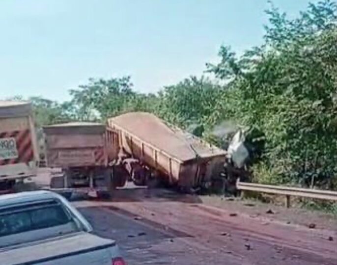 Carreta carregada com minério se envolve em acidente na BR-262, na região do Salobra